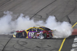 Il vincitore della gara Kyle Busch, Joe Gibbs Racing