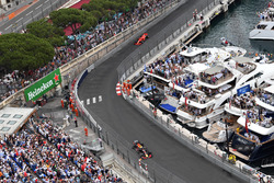 Daniel Ricciardo, Red Bull Racing RB14 leads Sebastian Vettel, Ferrari SF71H