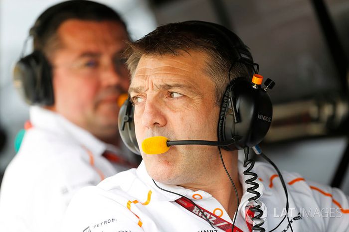 Paul James, Team Manager de McLaren, en el muro de boxes