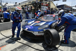 #67 Chip Ganassi Racing Ford GT, GTLM: Ryan Briscoe, Richard Westbrook pit stop