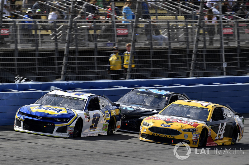 Chase Elliott, Hendrick Motorsports, Chevrolet Camaro NAPA Auto Parts and Clint Bowyer, Stewart-Haas Racing, Ford Fusion Rush Truck Centers