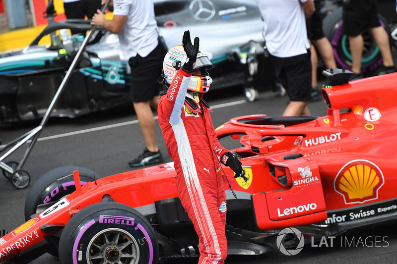 Il terzo qualificato Sebastian Vettel, Ferrari, festeggia nel parco chiuso