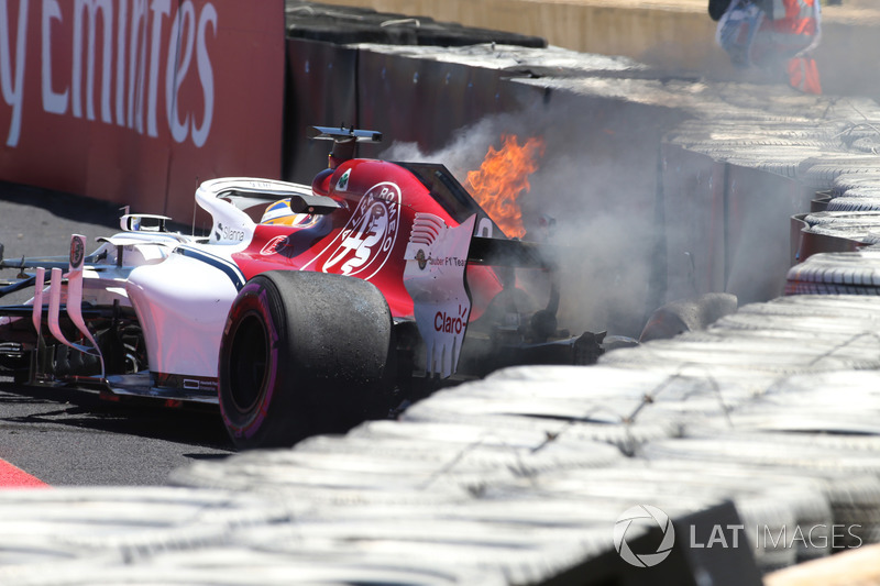 Marcus Ericsson, Sauber C37 choca en la PL1 y se incendia