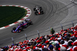 Pierre Gasly, Toro Rosso STR13, devant Romain Grosjean, Haas F1 Team VF-18