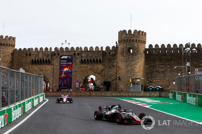 Romain Grosjean, Haas F1 Team VF-18 Ferrari, Sergio Perez, Force India VJM11 Mercedes