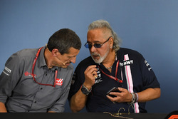 Guenther Steiner, teambaas Haas F1 Team en Dr. Vijay Mallya, eigenaar Force India Formula One Team, in de persconferentie