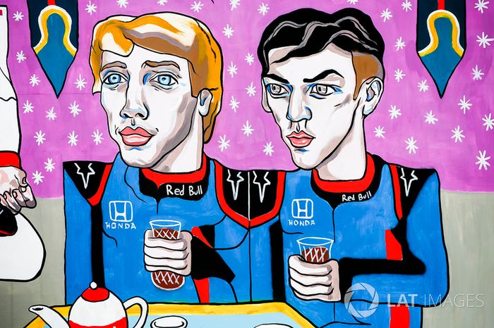 Obra que representa a Brendon Hartley, Toro Rosso y Pierre Gasly, Toro Rosso