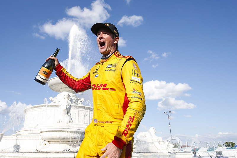 Il vincitore Ryan Hunter-Reay, Andretti Autosport Honda, festeggia nella Scott Fountain