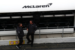 Исполнительный директор McLaren Зак Браун и гоночный директор команды Эрик Булье