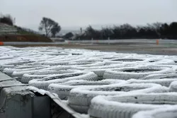 Un mur de pneus recouvert de neige