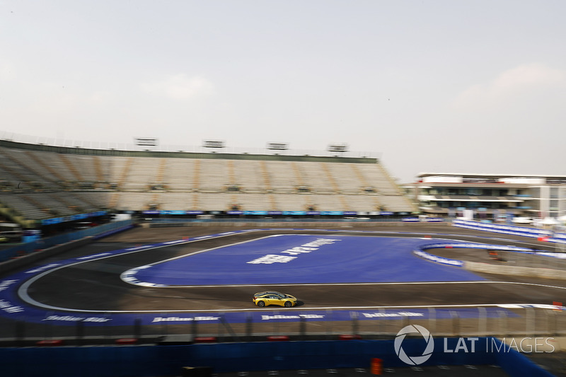Sébastien Buemi, Renault e.Dams, con su equipo en el pitlane