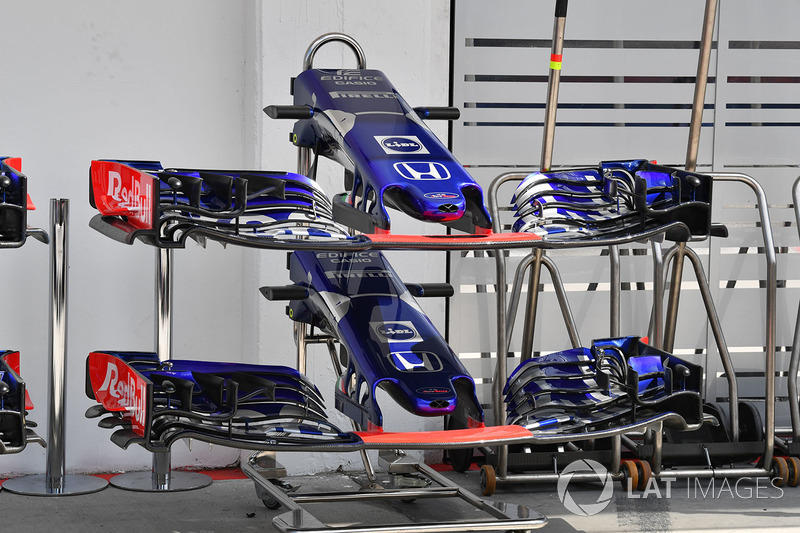 Два варианта переднего крылa Toro Rosso STR13