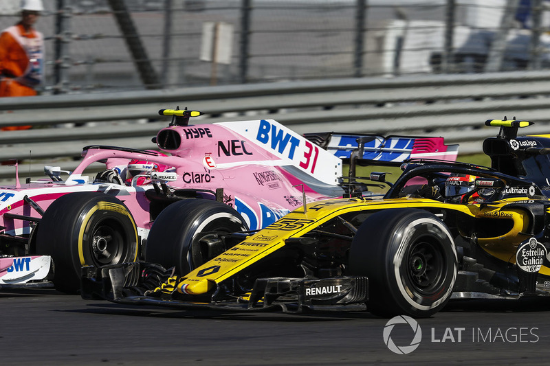Esteban Ocon, Force India VJM11, battles with Carlos Sainz Jr., Renault Sport F1 Team R.S. 18