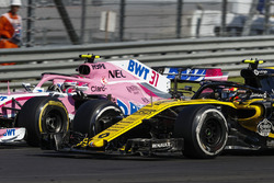 Esteban Ocon, Force India VJM11, battles with Carlos Sainz Jr., Renault Sport F1 Team R.S. 18