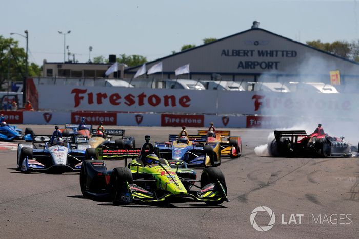 Sébastien Bourdais, Dale Coyne Racing with Vasser-Sullivan Honda, Robert Wickens, Schmidt Peterson Motorsports Honda y Alexander Rossi, Andretti Autosport Honda chocan en la curva 1