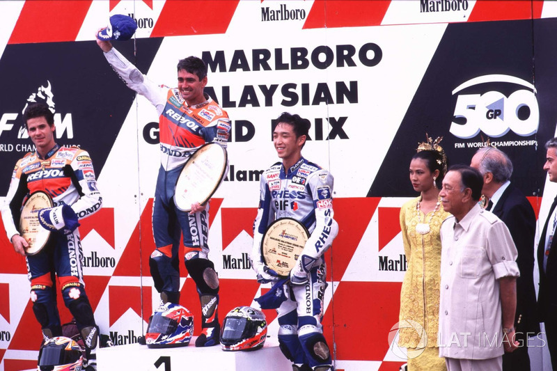 Podium: ganador, Mick Doohan, segundo, Alex Criville, tercero, Nobuatsu Aoki