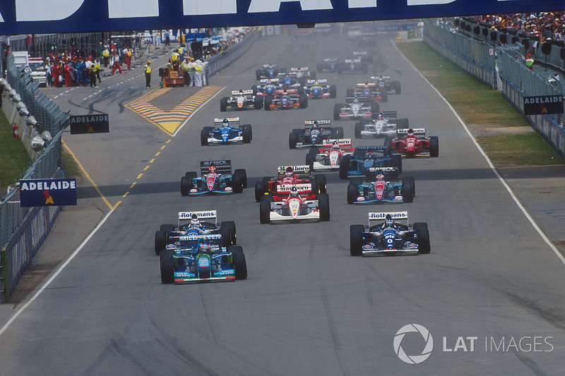 Michael Schumacher, Benetton B194 Ford delante de Damon Hill, Nigel Mansell, Williams FW16B Renault