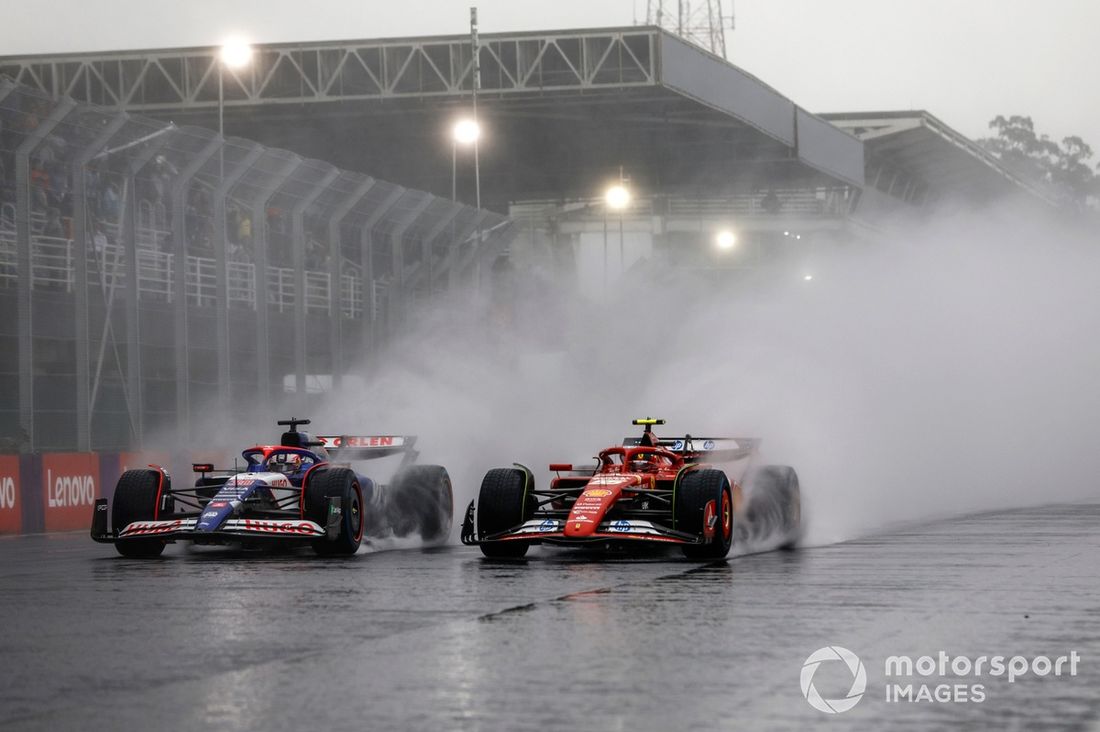 Liam Lawson, RB F1 Team VCARB 01, Carlos Sainz, Ferrari SF-24