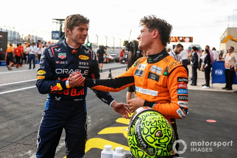 Max Verstappen, Red Bull Racing, félicite Lando Norris, McLaren F1 Team, au Parc Ferme.
