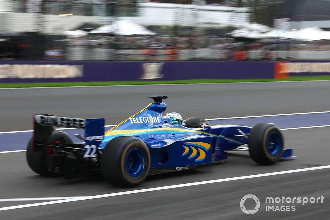 Valtteri Bottas prowadzi BAR 001