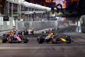 Max Verstappen, Red Bull Racing RB20, adelanta a Pierre Gasly, Alpine A524