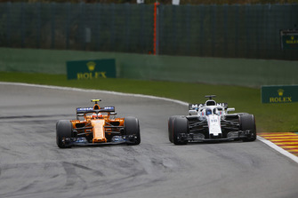 Lance Stroll, Williams FW41, Stoffel Vandoorne, McLaren MCL33
