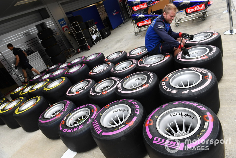 Scuderia Toro Rosso mechanic and Pirelli tyres