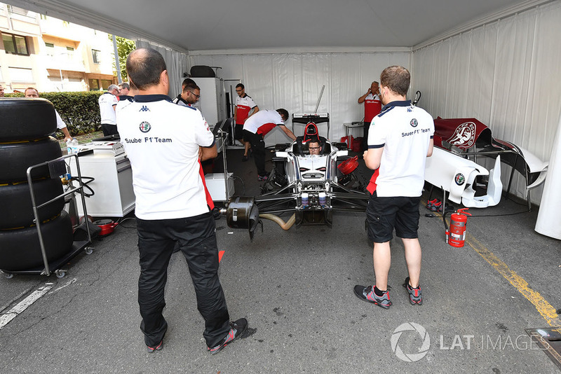 Sauber garage