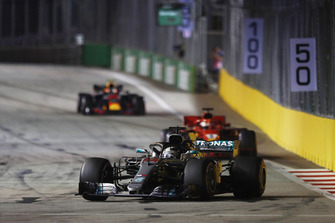 Lewis Hamilton, Mercedes AMG F1 W09 EQ Power+, devant Sebastian Vettel, Ferrari SF71H, et Max Verstappen, Red Bull Racing RB14