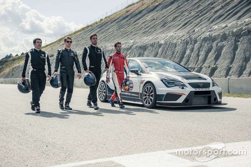 Andrea Dovizioso y Jorge Lorenzo, pilotos de MotoGP de Ducati Corse y embajadores de CUPRA, prueban el coche de competición de la marca