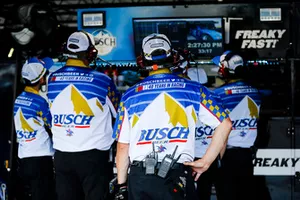 Kevin Harvick, Stewart-Haas Racing, Ford Fusion Busch Beer Throwback crew