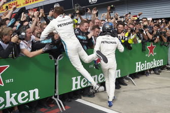 Lewis Hamilton, Mercedes AMG F1, e Valtteri Bottas, Mercedes AMG F1, festeggiano nel parco chiuso