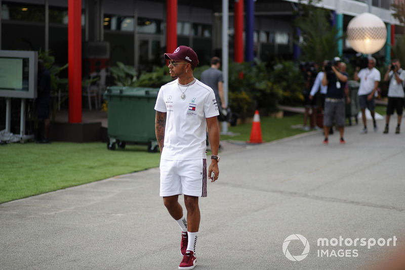 Lewis Hamilton, Mercedes AMG F1, nel paddock