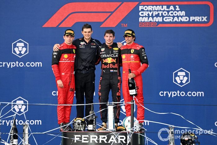 Podio: segundo lugar Charles Leclerc, Ferrari, ganador Max Verstappen, Red Bull Racing, tercer lugar Carlos Sainz, Ferrari