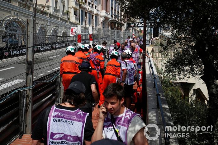 Alguaciles en el lugar del accidente de la primera vuelta