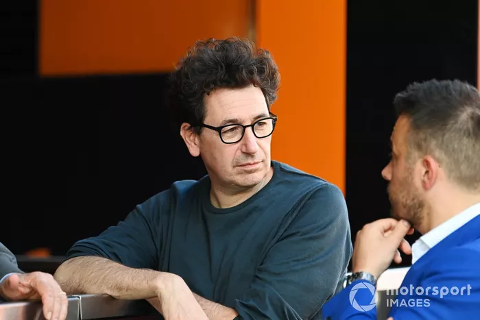 Mattia Binotto visite le paddock