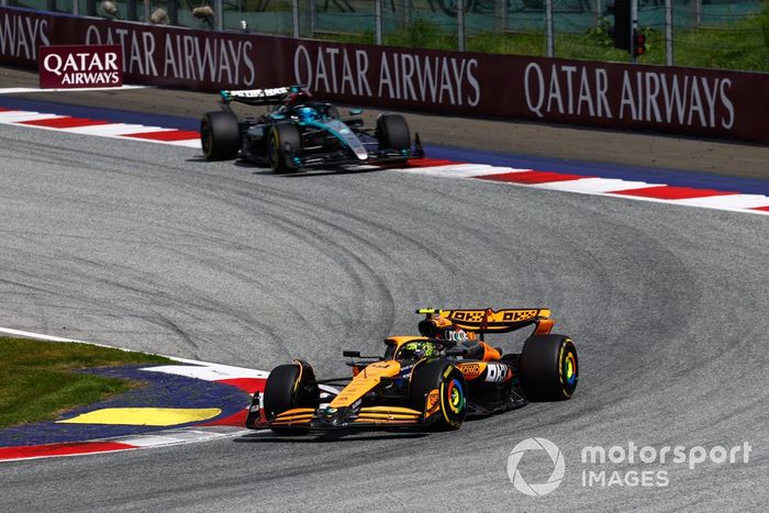 Lando Norris, McLaren MCL38, George Russell, Mercedes F1 W15