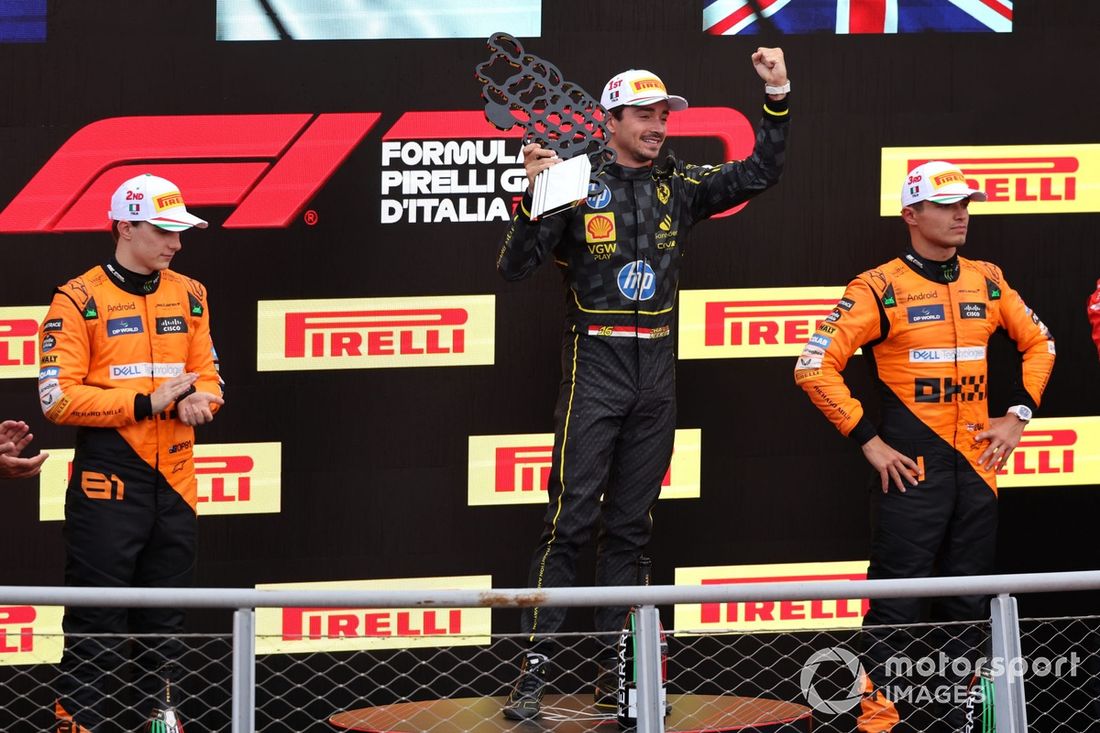 Oscar Piastri, McLaren F1 Team, 2ª posición, Charles Leclerc, Scuderia Ferrari, 1ª posición, Lando Norris, McLaren F1 Team, 3ª posición, en el podio.
