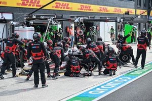 Nico Hulkenberg, Haas VF-24, en el pit lane para una parada en boxes
