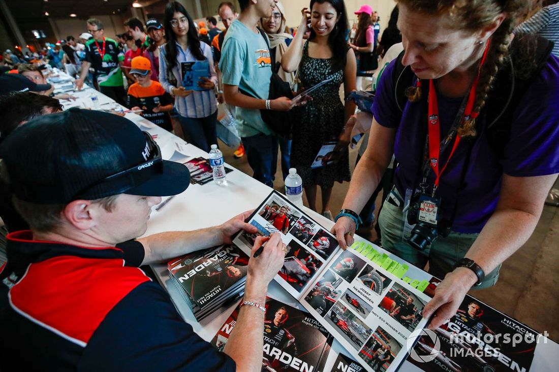 Josef Newgarden, Team Penske Chevrolet, Sesión de autógrafos 