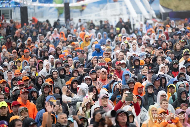 Les fans dans la fanzone