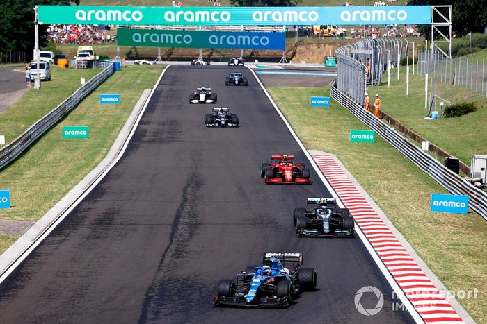 Esteban Ocon, Alpine A521, Sebastian Vettel, Aston Martin AMR21, Carlos Sainz Jr., Ferrari SF21