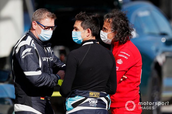 Bernd Maylander, piloto del coche de seguridad, Bruno Correia, piloto del coche médico, y Laurent Mekies, director de carreras de Ferrari 