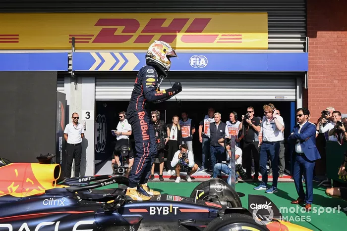 Max Verstappen, Red Bull Racing, 1ª posición, celebra su llegada al Parc Ferme