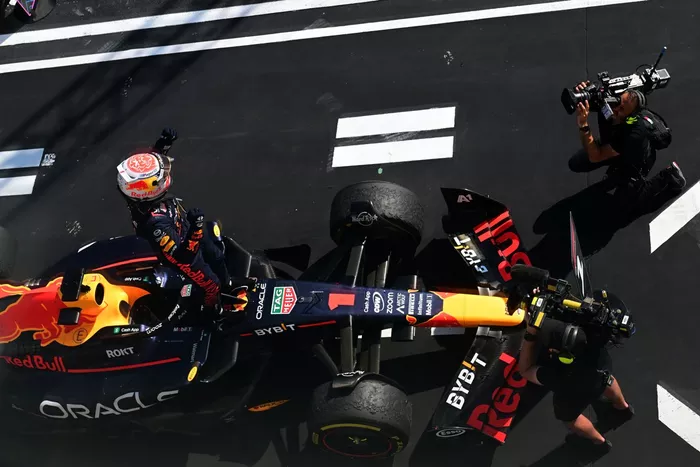 Max Verstappen, Red Bull Racing, 1ª posición, celebra su llegada al Parc Ferme