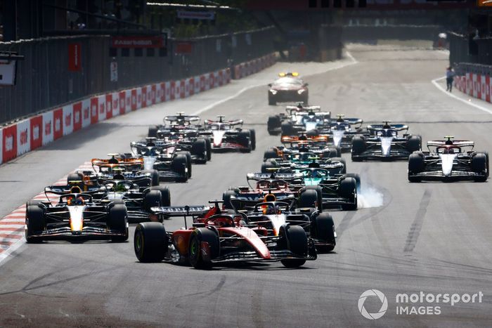 Charles Leclerc, Ferrari SF-23, Max Verstappen, Red Bull Racing RB19, Sergio Pérez, Red Bull Racing RB19, Carlos Sainz, Ferrari SF-23, el resto de la parrilla en la salida.