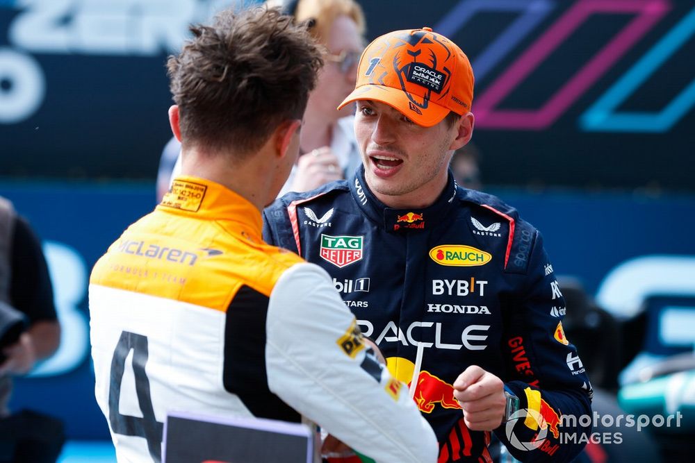 Lando Norris, McLaren, el ganador de la pole Max Verstappen, Red Bull Racing, charla tras la clasificación
