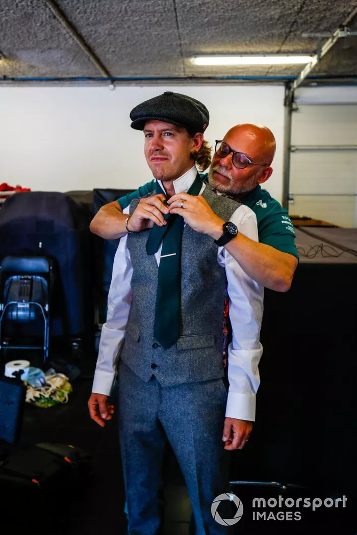 Sebastian Vettel, Aston Martin, se prepara para conducir el Aston Martin Green Pea TT1 de 1922