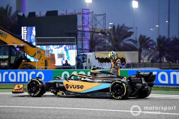 Lando Norris, McLaren MCL36, fuera de su coche tras detenerse en el circuito

