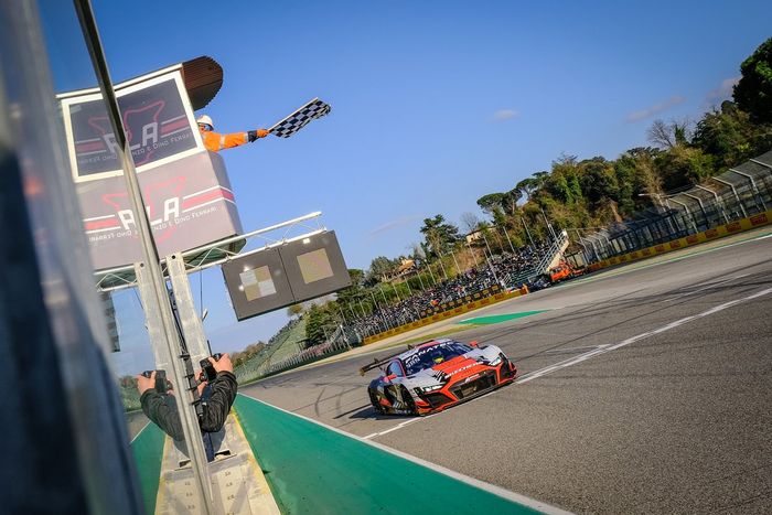 Ganador #32 Team WRT Audi R8 LMS evo II GT3: Kelvin Van Der Linde, Dries Vanthoor, Charles Weerts